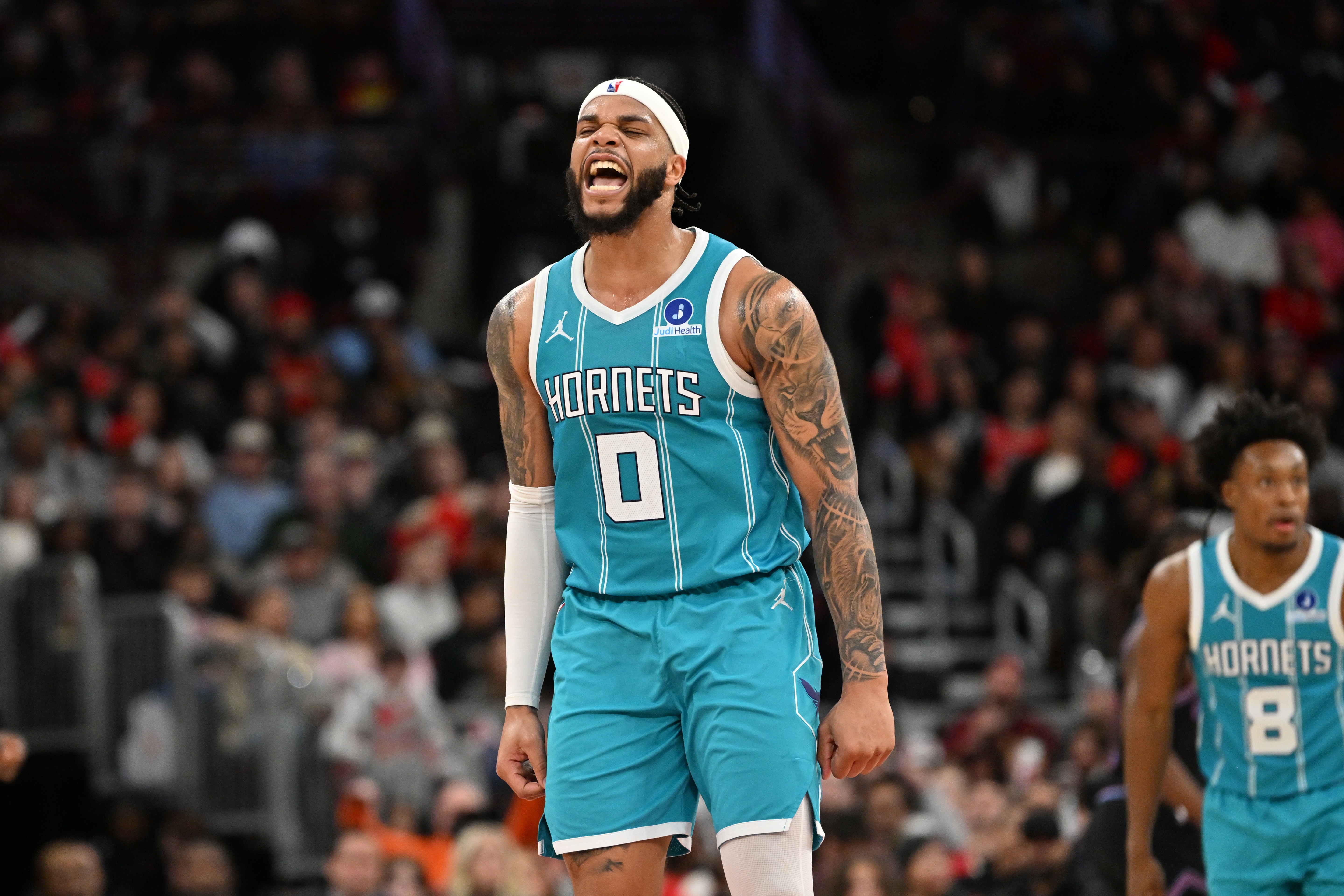 一飞冲天！迈尔斯·布里奇斯底线突破 穿越防守起飞双手暴扣