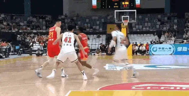 世界杯手机直播-一打五！小巴里-布朗先过掉两人，再迎着三人防守高难度拉杆打进